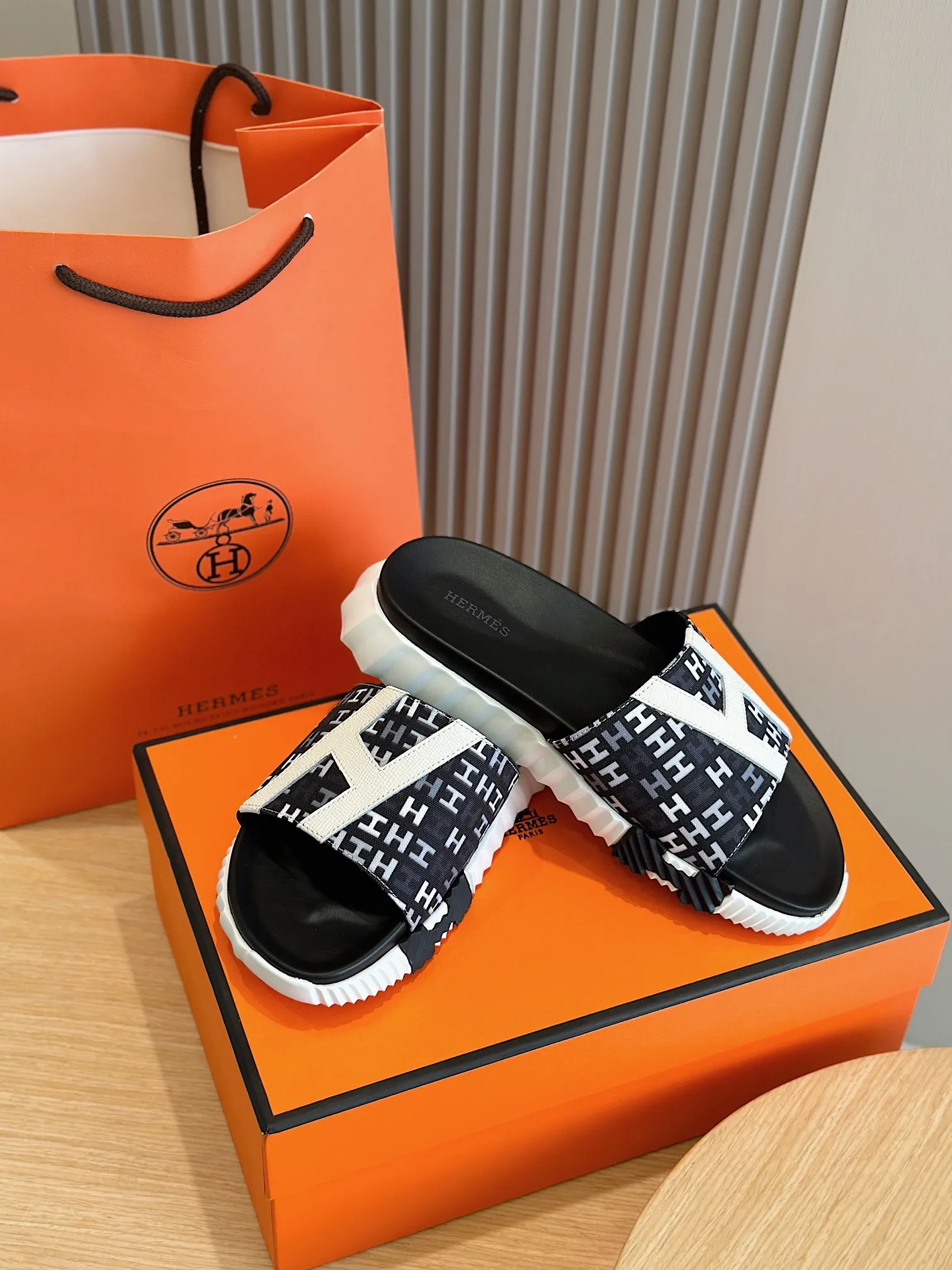 [HERMÈS] Top men's shoes 💰: 340💰 Size: 39-44 (38.45 46 custom-made) Herme*H Home Hermès Men's Sandals and Slippers - Original Replica Purchase the original version and make it one to one, the outsole is privately modeled, and the outsole color corresponding to each color is the same as the original version. Come to those who know the stuff 💪 The ultra-light soles are designed in contrasting colors, and they feel so comfortable on your feet! Calfskin, cowhide feet, private mold outsole.